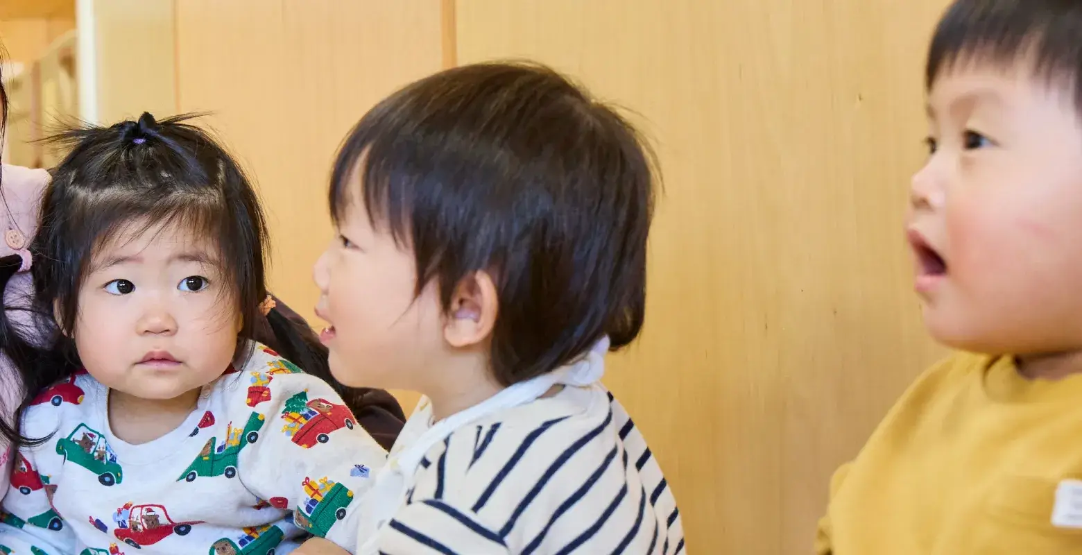 先生と遊ぶ園児